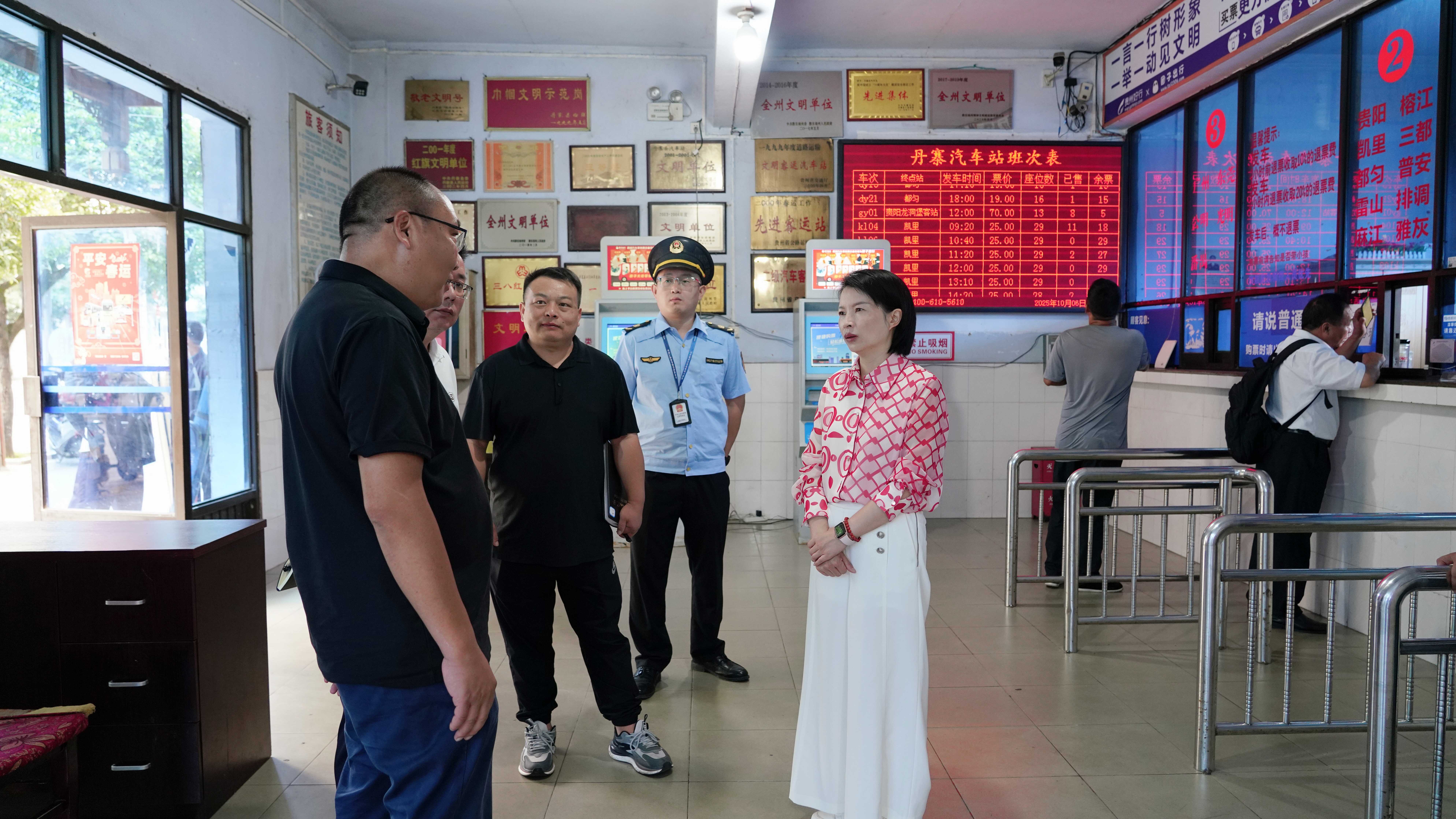 张登利督导调研国庆中秋假期期间交通保障、市场保供和景区安全稳定工作